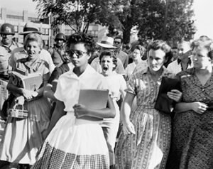 Elizabeth Eckford, de 15 años, perseguida por una multitud en la escuela secundaria de Little Rock Central el primer día del año escolar, el 4 de septiembre de 1957. Foto de Will Counts.