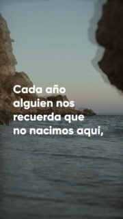 Crecer sin tierra
@yeison.f.garcia.lopez, “Derecho de admisión”

A las que migramos en la niñez
nos toca gravitar en el aire,
ser puente entre varios universos,
reclamar nuestra libertad de pertenencia
a las cosas de las que nos hablaban en casa,
y a otras que han rodeado la mirada.

Hemos crecido en mil mundos,
hablamos diferentes lenguas
para poder comunicarnos desde el limbo.
Tejemos y destensamos la vida
para que nos aguante.
Nuestra identidad está abiertamente
en contra del olvido.

Las cabinas y locutorios fueron nuestra conexión
con aquello que sentíamos cerca,
eran nuestra patria.

En mi casa se escuchó “faltan 5 pa las doce” siempre.

Cada año alguien nos recuerda que no nacimos aquí,
que nuestra piel no corresponde a su idea.
En algún momento hemos escarbado un agujero
para escondernos y sólo escuchar el latido,
de nuestros corazones de barro.
Olemos a raíces,
nos arraigamos a la justicia,
cultivamos amor
para poder recibir algo de cariño.
En el desplazamiento dulce de nuestros cuerpos,
de aquí de allí,
de allí de acá,
aprendimos a no creer
en la neutralidad.
Me hablo a mí,
a una generación,
a las infancias
con procesos migratorios,
que crecieron sin tierra.
.
.
.
#Migración #Migracion #migraciones #migrante #migrantes #migrar #Inmigración #Inmigracion #Inmigrantes #Inmigrante #historiasdeinmigrantes #emigración #emigracion #emigrantes #emigrante #historiasdeemigrantes #migraresunderecho #todossomosmigrantes #YoMigréPor