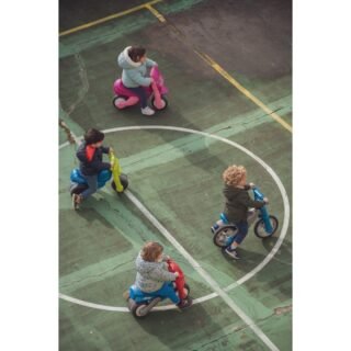 El día Escolar de la No Violencia y la ☮️ Paz es un día muy especial en el 🏫 CEIP “Menéndez Pelayo” de Santander. 

El cole entero se vuelca en la realización de una 🎽 carrera solidaria, “Kilómetros de solidaridad”, en la que 🏃‍♀️ chicas y chicos corren por una buena causa.

Este año nos han invitado a nosotras, el Movimiento por la Paz, a ser la organización colaboradora. Y ahí hemos estado, contándole a las y los peques qué es la 🕊️ paz, qué hacemos en el MPDL y por qué es importante la solidaridad. 

Es un gustazo estar en las aulas y ver las ganas que tienen las 🧒🏽 niñas y los niños de saber, de opinar, de contar, de compartir…

La carrera solidaria ha sido 😃 pura alegría. Ha participado todo el colegio 🙋‍♂️, desde los 2 añitos, y lo han dado todo corriendo y animando.

¡Enhorabuena al Menéndez Pelayo por su 🤗 implicación! ¡Muchas gracias por la invitación y por recoger fondos para nuestra organización!
.
.
.
#denip #denyp #diaescolardelanoviolenciaylapaz #díaescolardelanoviolenciaylapaz #Paz #Peace #CulturaDePaz #ConstrucciónDePaz #peacebuilding #Derechos #DerechosHumanos #HumanRights #NoViolencia #prevencióndeviolencia #ods #ods2030 #sensibilización #educaciónsocial #EducaciónParaLaPaz #EducaciónEnValores #ConvivenciaPacífica #Convivencia #Diálogo #Empatía #Comprensión #Valores #Pacifismo